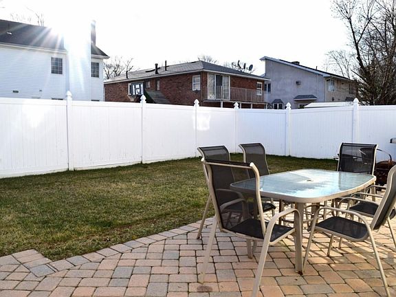 5th image of 172 Seidman Ave