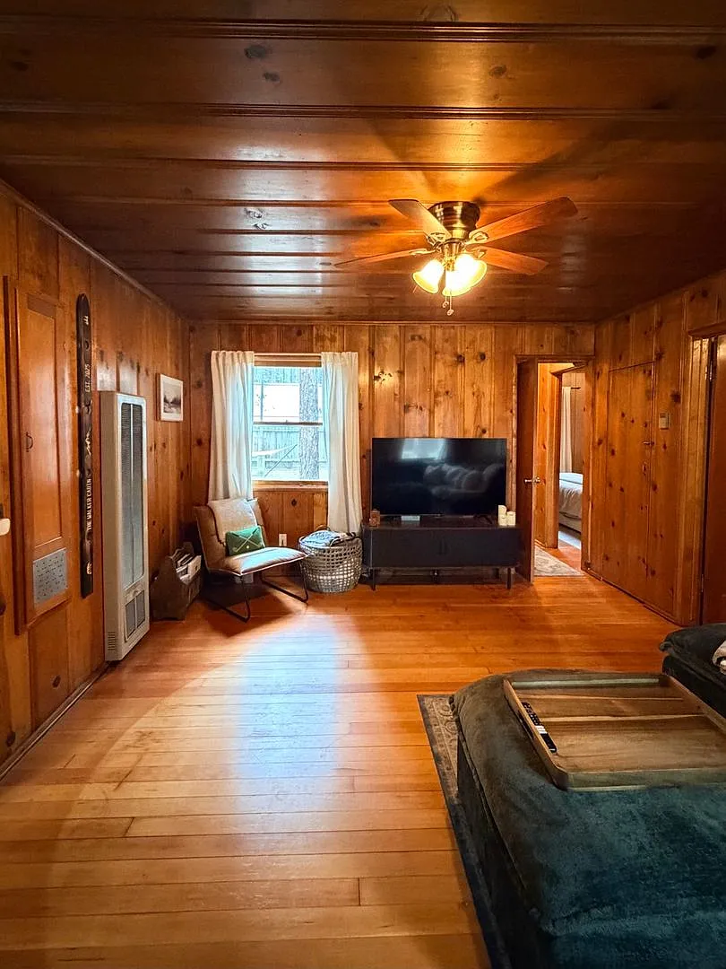Cozy 2 Bedroom Dog Friendly Cabin with Fully Fenced Yard in South Lake Tahoe — Photo 4