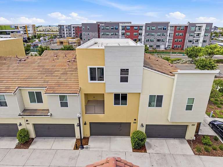 3818 E Commerce Way — Photo 40