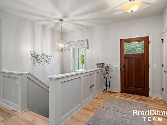 3rd image of 4710 Firefly Dr NE