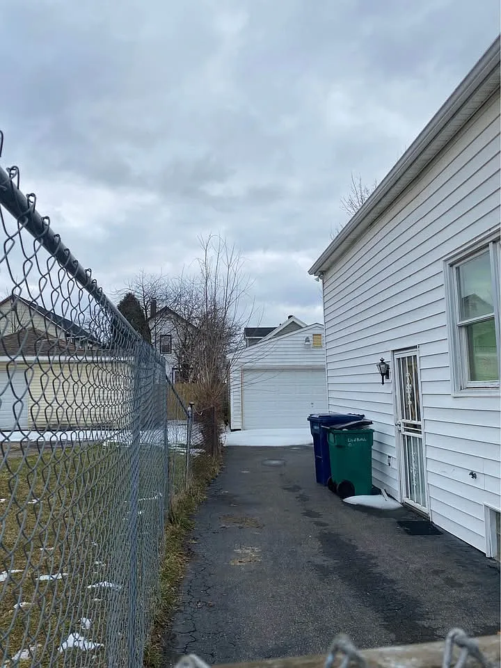 4 bed, 1086 sqft, $1,600 — Photo 2