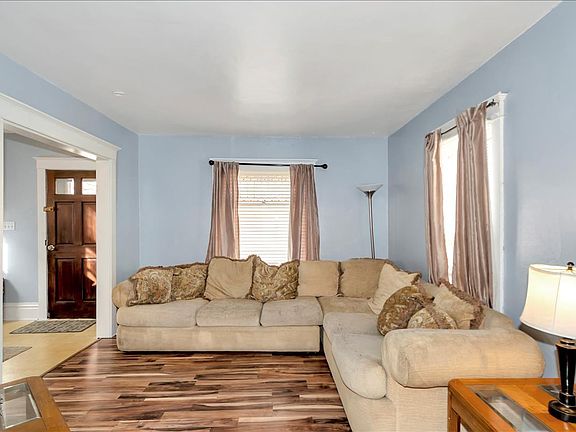 5th image of 442 Woodlawn Ave