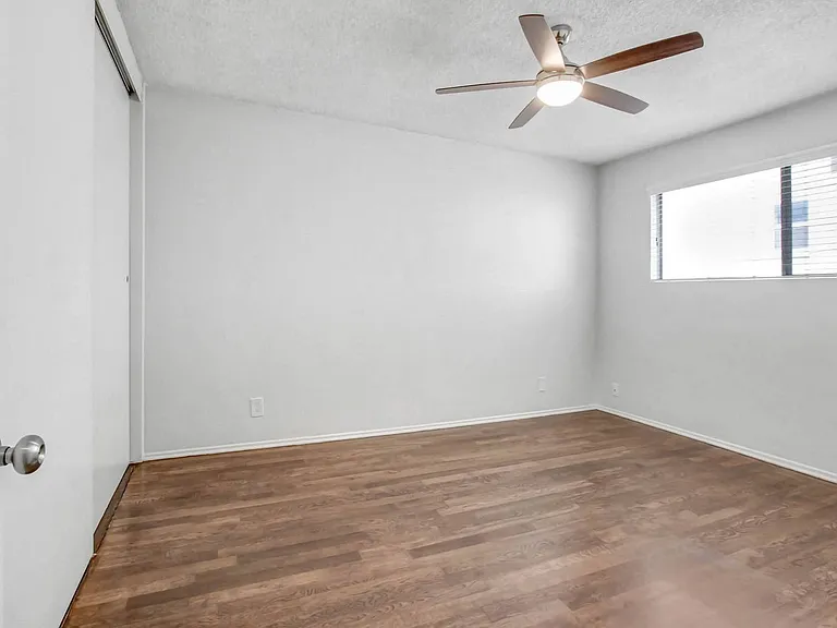 113 N Gale Dr — Photo 29
