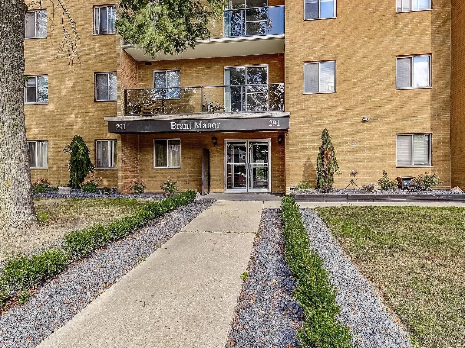 Brant Manor Residences — Photo 4