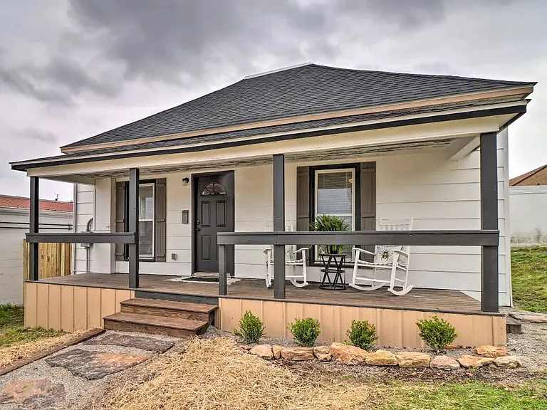 204 W Trish Knight St — Photo 1