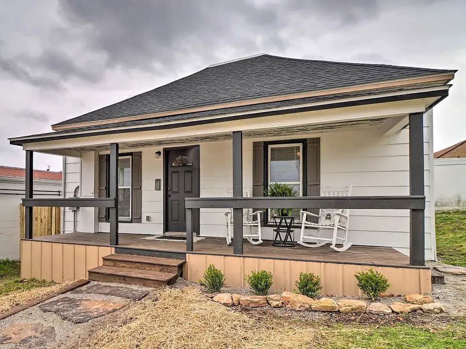 204 W Trish Knight St