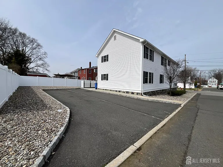 16 E Kupsch St #A — Photo 4