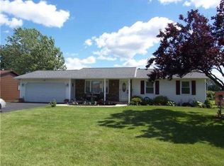 25 Bramblewood Ln W, Gates, NY 14624