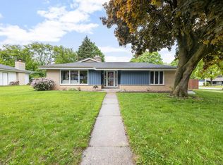 1996 Rambling Rose Rd, Waukesha, WI 53186