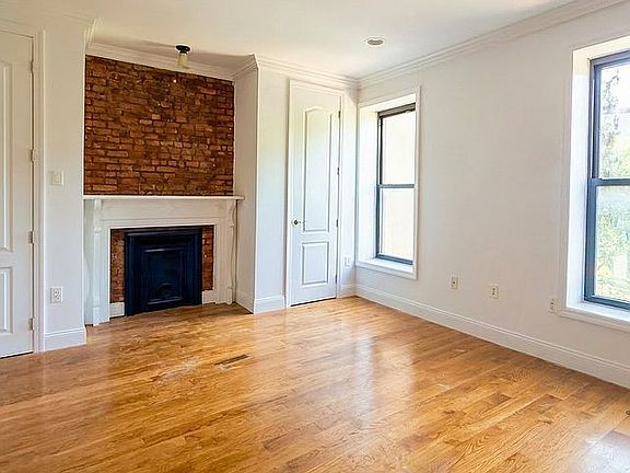 5th image of 585 Putnam Ave