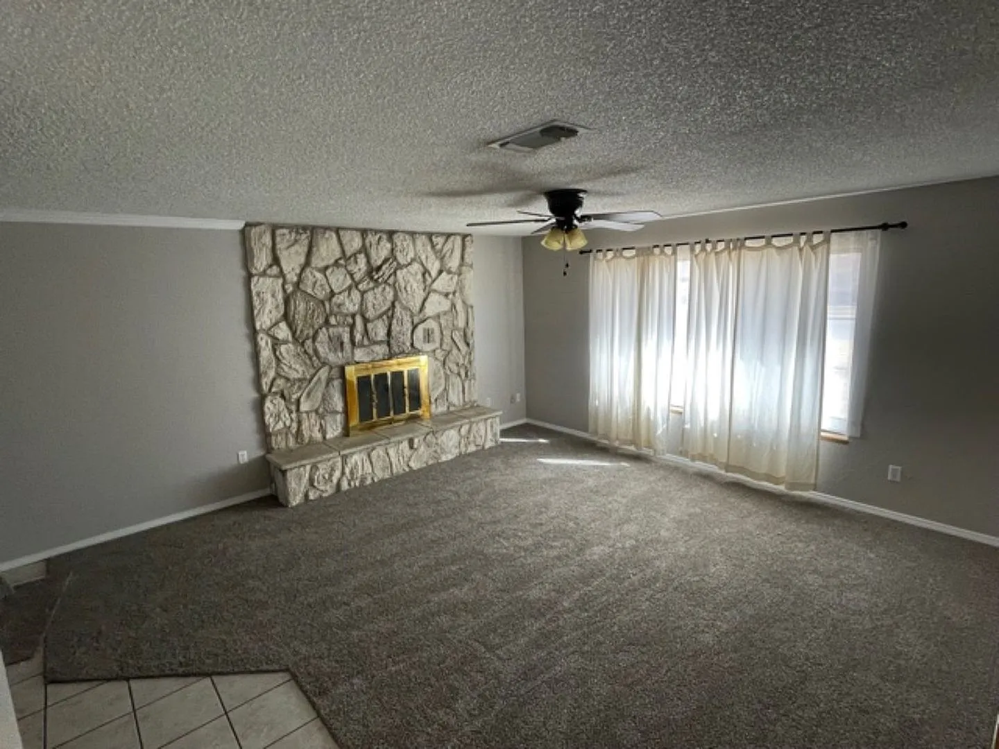 Awesome 4 Bedroom, 2 Bath — Photo 3