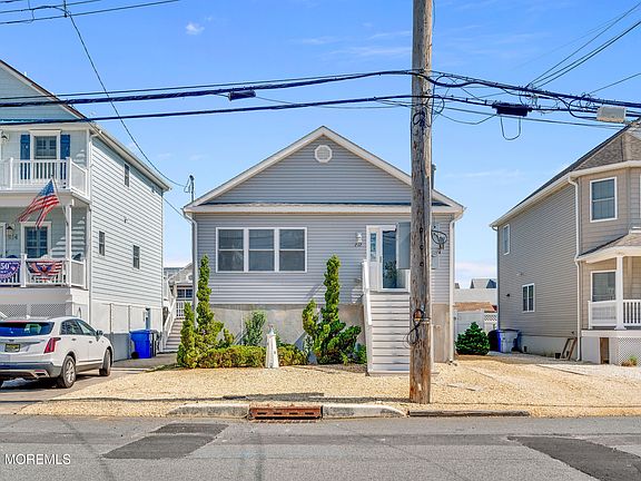 3rd image of 212 Eisenhower Avenue