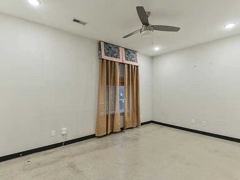 703 Lyndon Ln — Photo 14