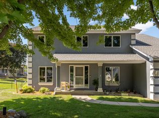 527 Hackmore Dr, Eagan, MN 55123