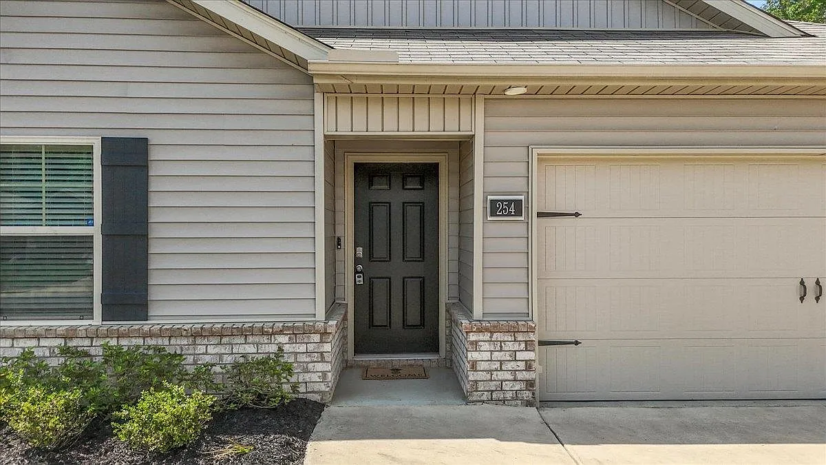 4 bed, 2.0 bath, 1506 sqft — Photo 4