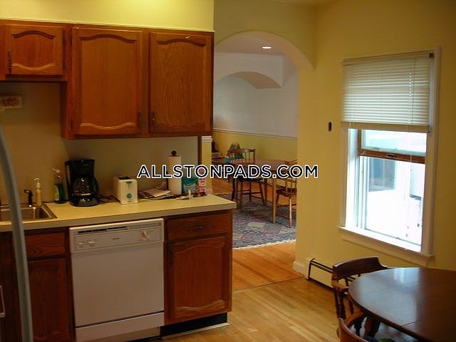 1st image of 4 Woodstock Ave #2