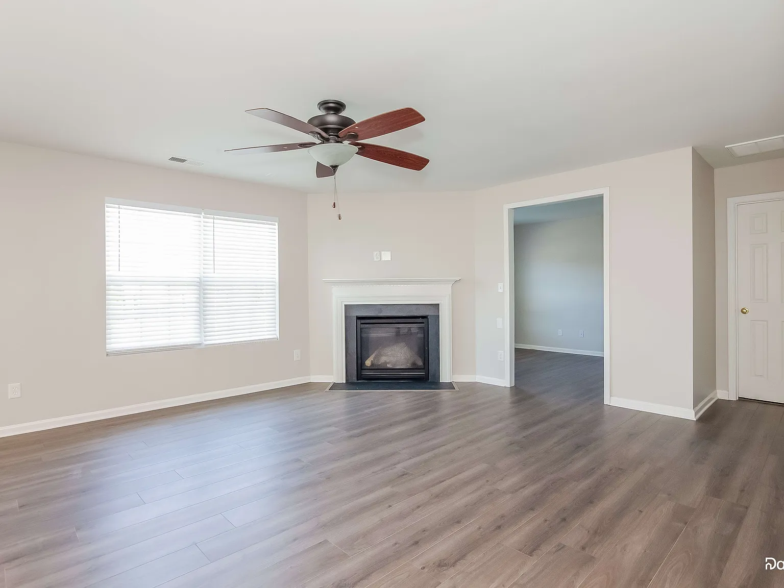 4 bed, 2.5 bath, 2365 sqft, $2,370 — Photo 4