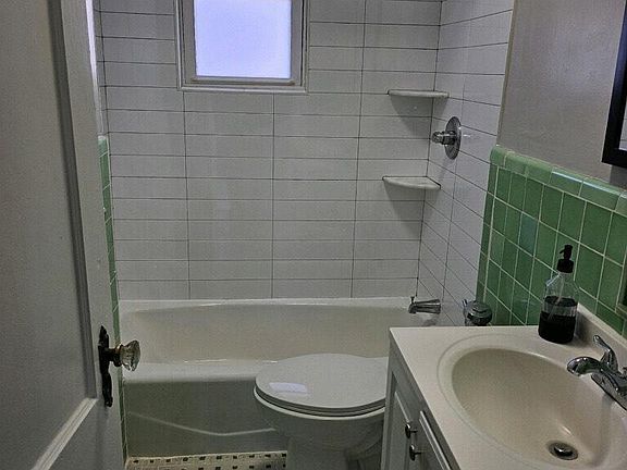4th image of 90 Oxford Pl #2C