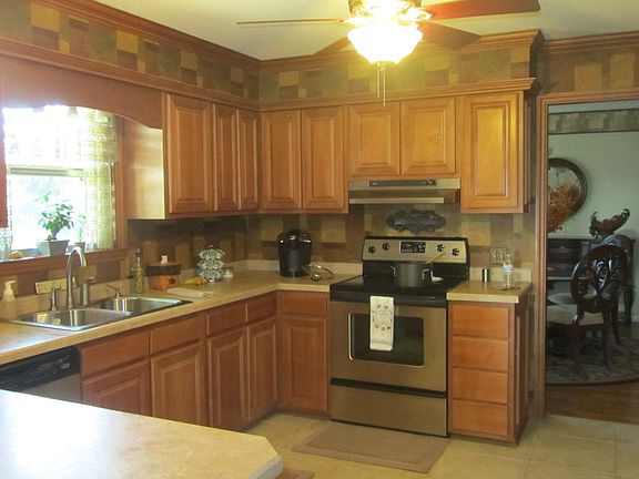 4th image of 638 NW Clubview Cir
