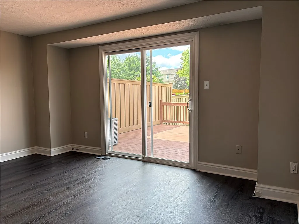 2 bed, 1.5 bath, 960 sqft, $1,300 — Photo 2