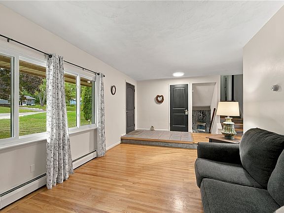 4th image of 45 Brasser Dr