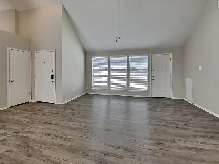 13215 Noblecrest Dr — Photo 2