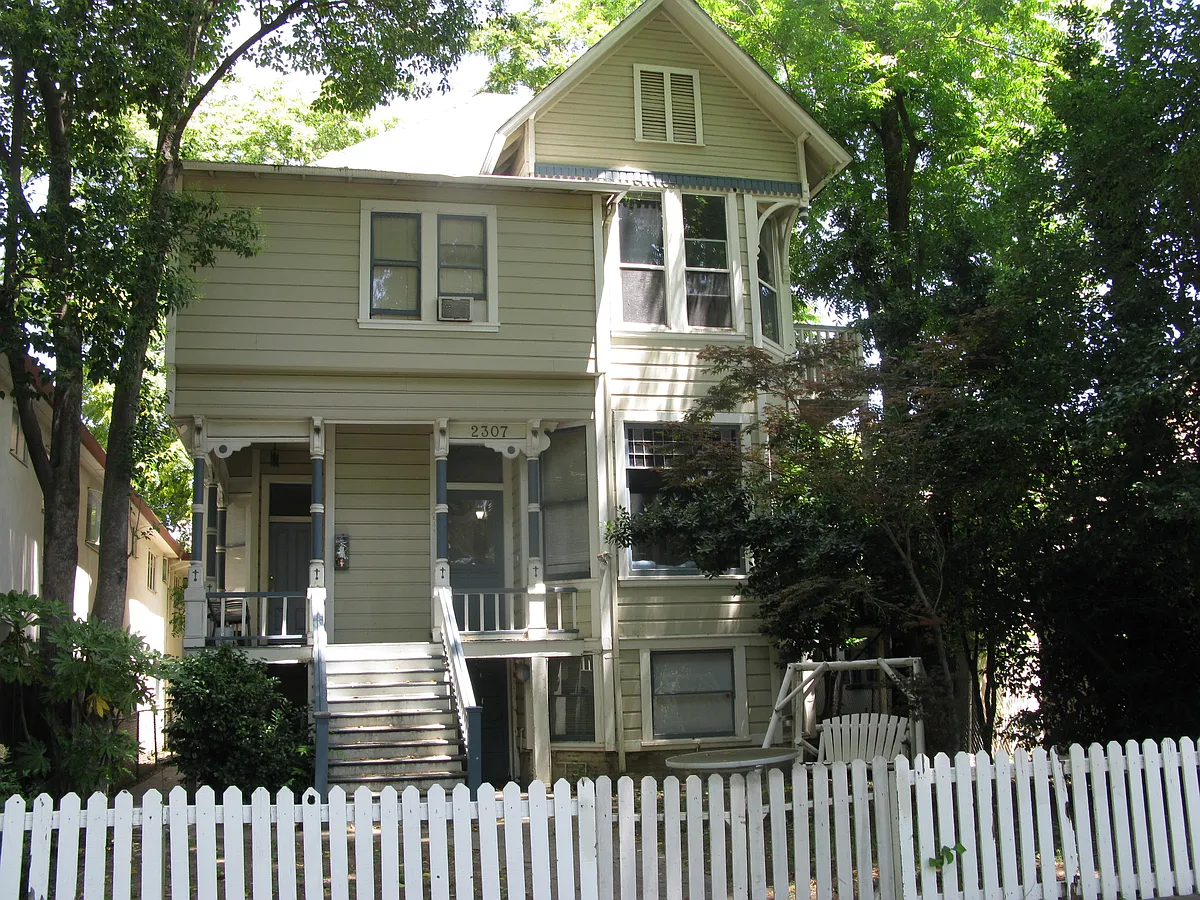 Building Photo - 2307 H St #4