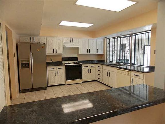 3rd image of 10118 Woodway Dr