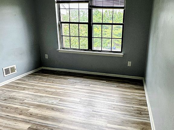 5th image of 109 Sussex Pl Unit 109