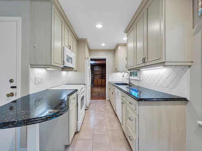 1814 Pelham Dr — Photo 13
