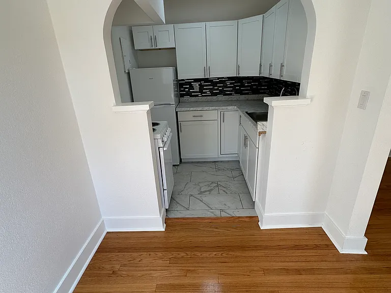 516 Summit Ave E #201 — Photo 6