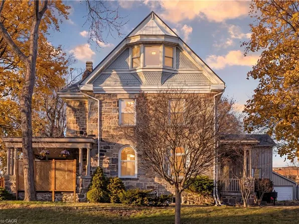 54 Bruce St, Cambridge, ON N1R 2E3