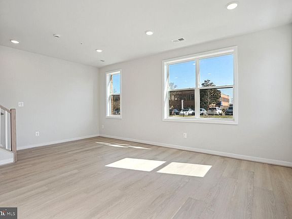 4th image of 4901 Eisenhower Ave