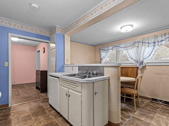 5th image of 425 S Main St