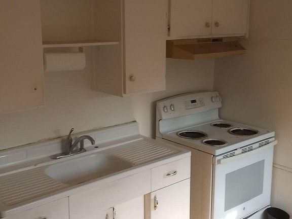 Kitchen w Electric Stove.