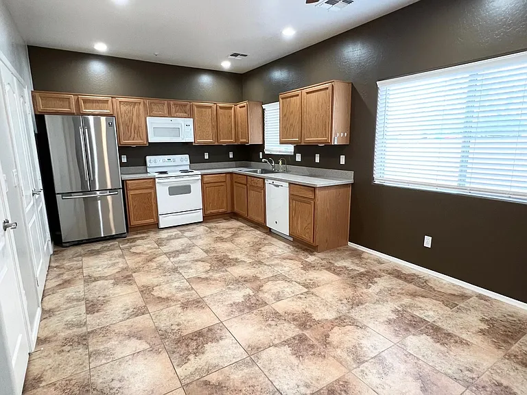 8940 W Olive Ave — Photo 6