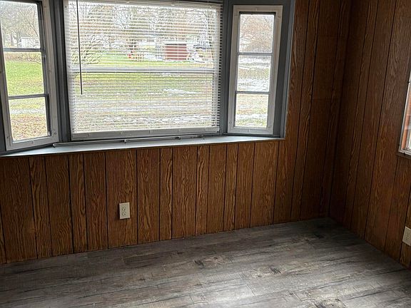 2nd image of 403 Marion St