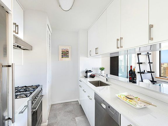 4th image of 161 W 61st St APT 32E