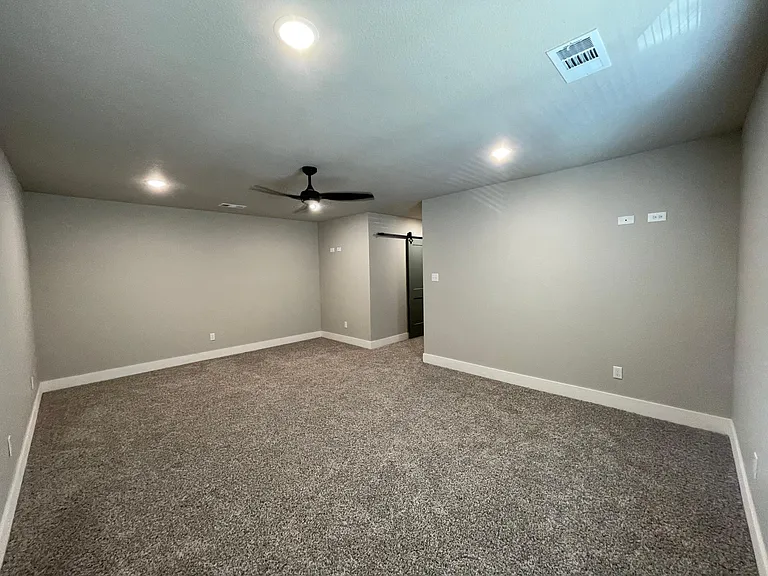 4220 Victoria Dr — Photo 19