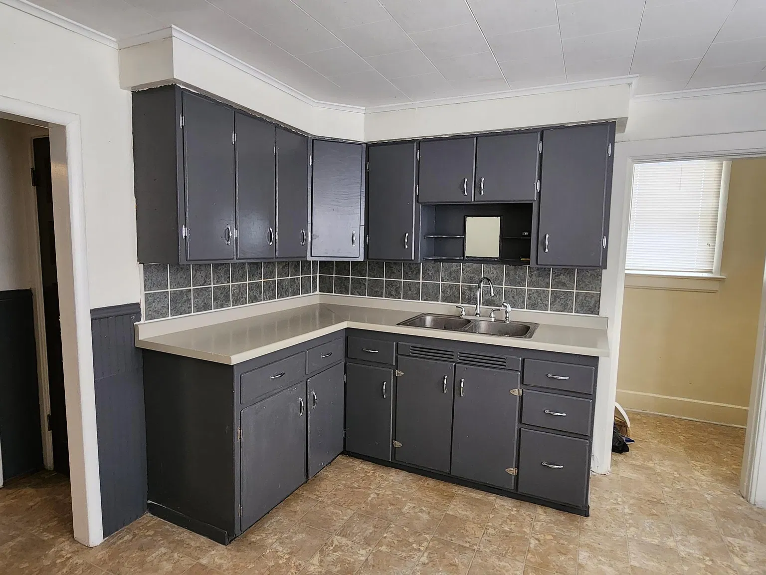 3 bed, 900 sqft, $1,200 — Photo 2