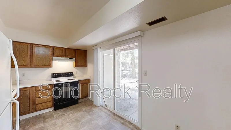 2 bed, 1.0 bath, 785 sqft, $1,050 — Photo 1