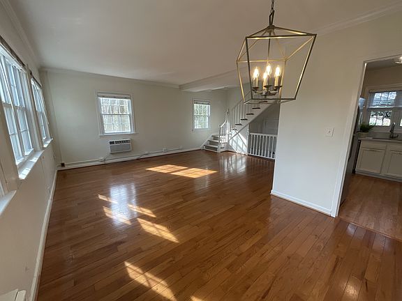 4th image of 1927 N Quaker Ln