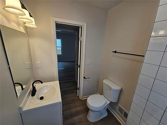 5th image of 921 S Noland Rd