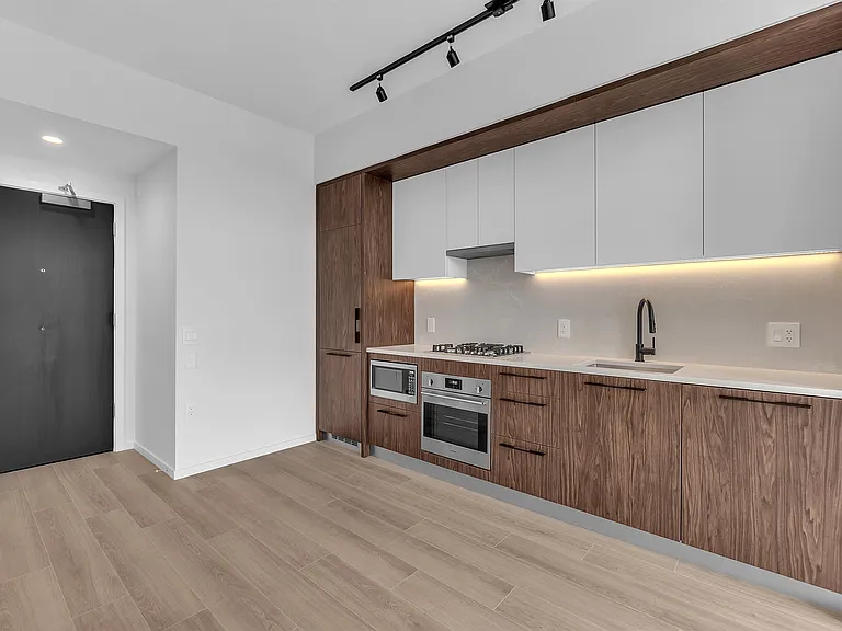2729 Kingsway #4XX — Photo 3