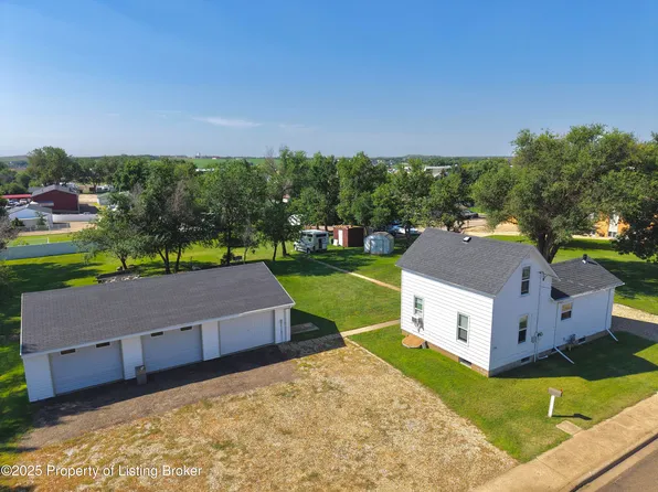 946 2nd St E, Dickinson, ND 58601