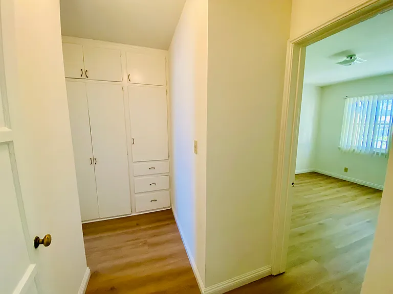 2319 Merton Ave #4 — Photo 6
