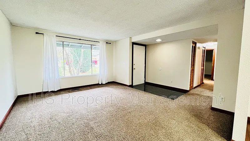 3 bed, 1.5 bath, 1392 sqft, $2,095 — Photo 2