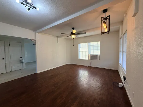 725 E Newman St, Cuero, TX 77954