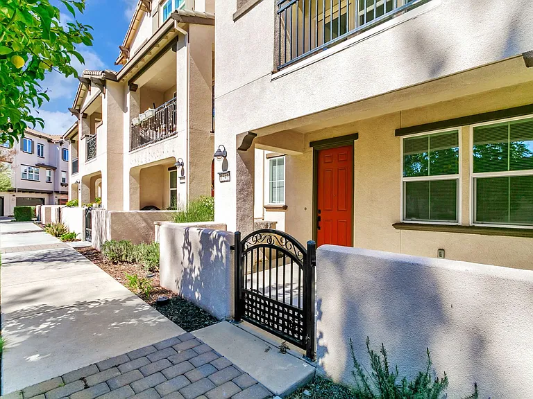 1543 Rucker Pl — Photo 2