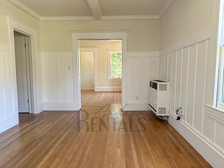 1329 Oxford St — Photo 8